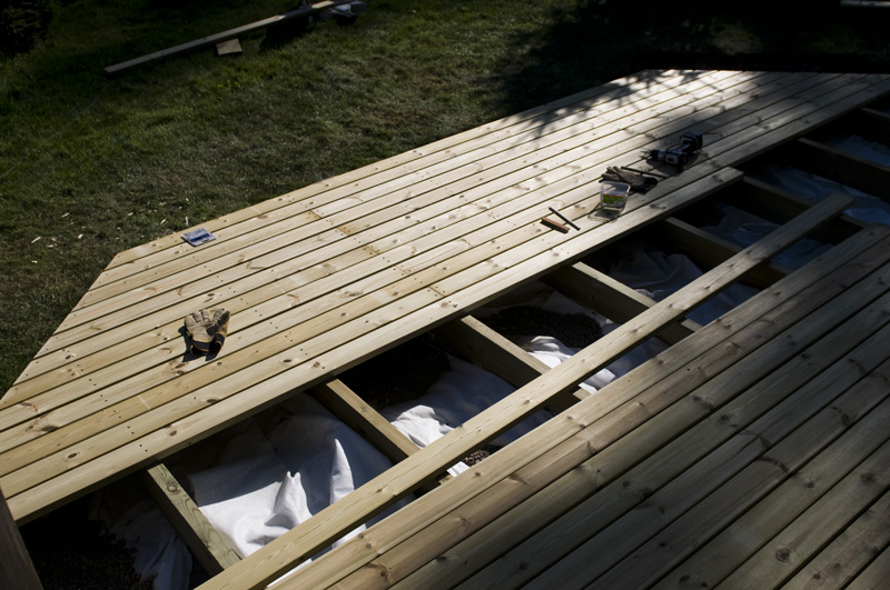 Terassi 25.jpg - ja sitten hieman enemmän ja pitihän se heti leikata nuo erkkerikulmatkin.